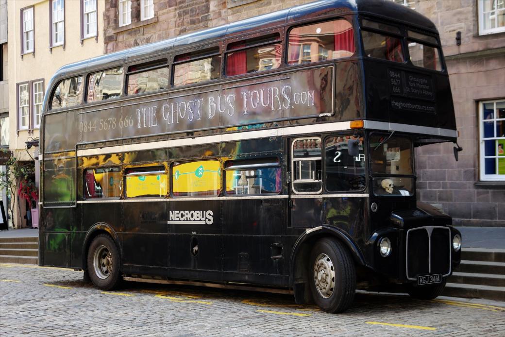 Schwarzer Doppeldecker als Partybus in Edinburgh
